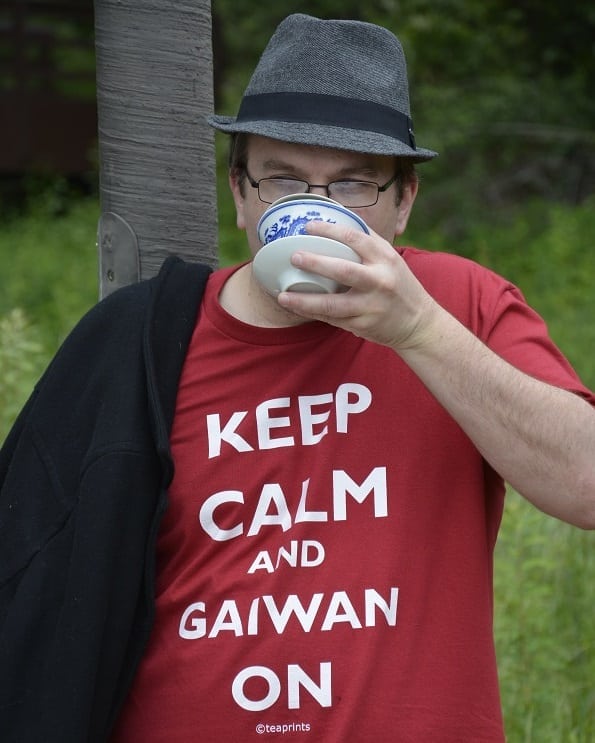 Suspicious gaiwan shirt pose