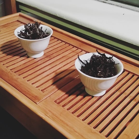 oolong and black tea side by side